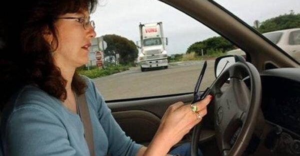 no uses tu teléfono móvil al volante del coche