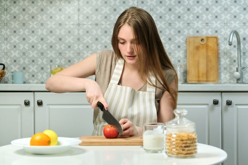 Cuidados con el cuchillo, cómo evitar los accidentes más comunesen la cocina